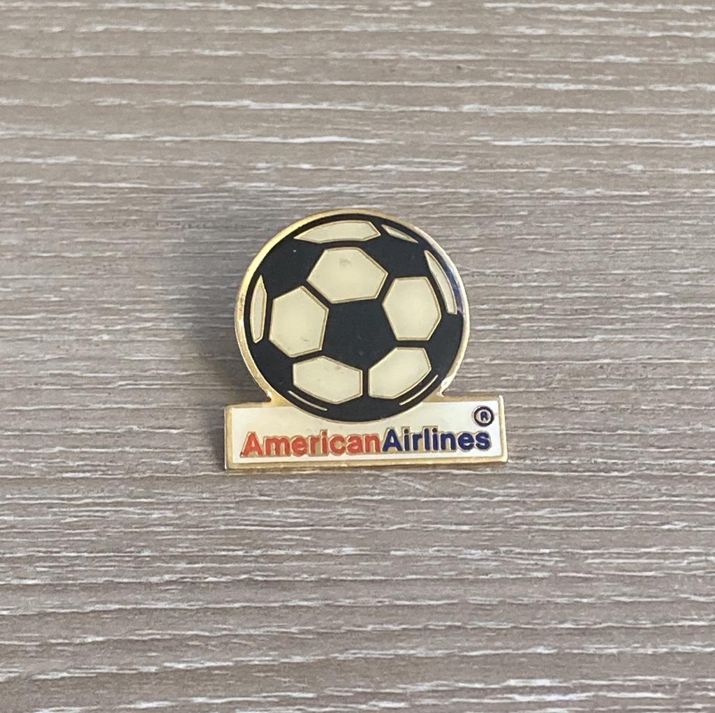 PIN - AMERICAN AIRLINES - FOOTBALL - VOETBAL, Verzenden, Gebruikt, Overige onderwerpen, Speldje of Pin