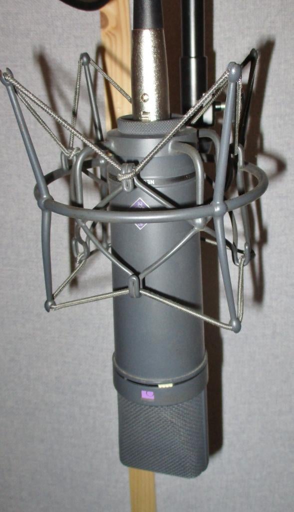 NEUMANN U 87 microfoon met vering, Audio, Tv en Foto, Ophalen of Verzenden