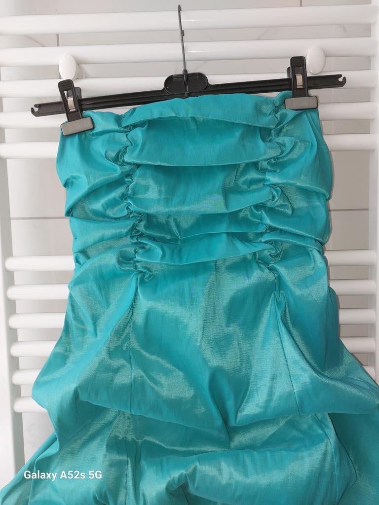 Robe  bustier soie fêtes taille M-L neuve pour 25€, Ophalen, Zo goed als nieuw