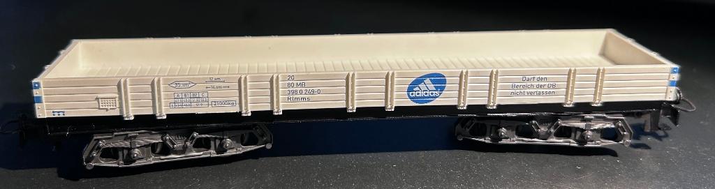 3284. Wagon plat 4 essieux « Adidas » H0 Märklin., Enlèvement ou Envoi, Comme neuf, Wagon, Märklin