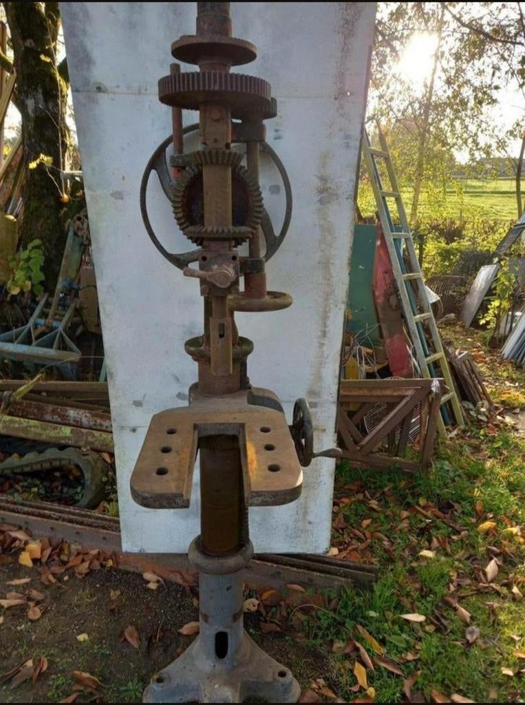 Très vieille foreuse industriel en fonte, Enlèvement