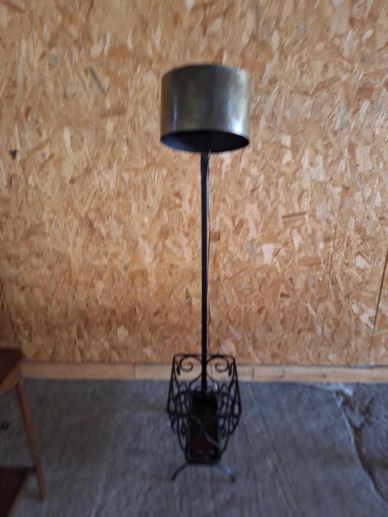 Lampadaire original avec bac à  journaux ou jardinière artis, Enlèvement