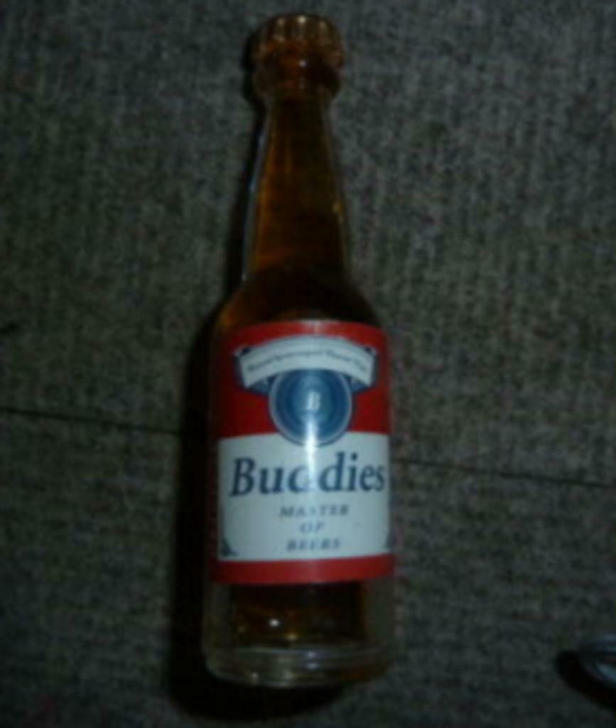 # magneet / bier fles BUDDIES Master of Beer BUDWEISER, Verzamelen, Biermerken, Ophalen of Verzenden, Gebruikt, Overige typen