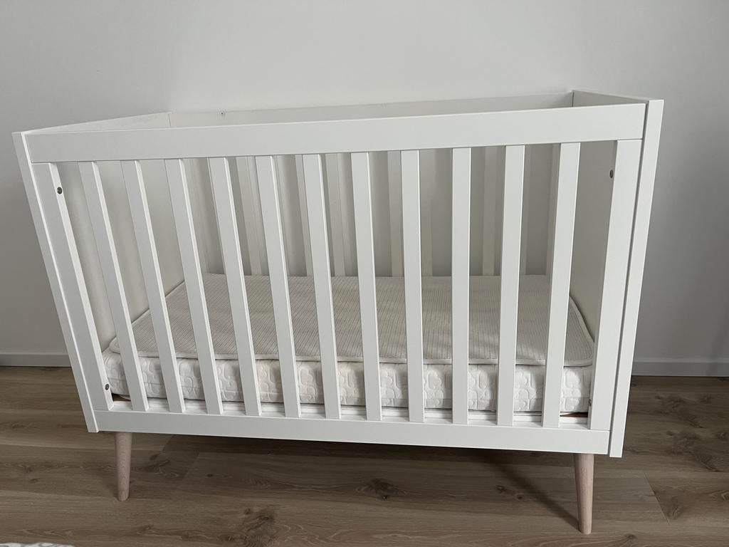 Wit Babybed houten poten + matras + beschermer + 2 lakens, Enlèvement, Utilisé, Lit