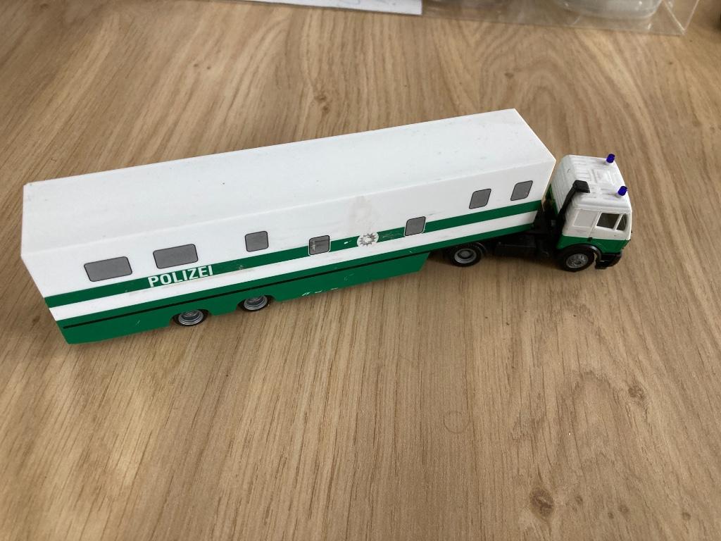 Politie vrachtwagen 1/87, Hobby en Vrije tijd, Ophalen of Verzenden, Zo goed als nieuw, Overige typen