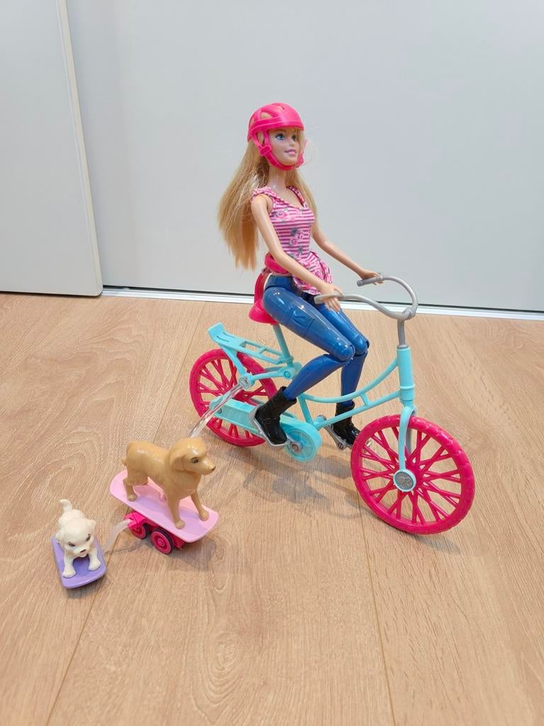 Barbie op fiets met skateboards en hondjes, Kinderen en Baby's, Ophalen, Barbie