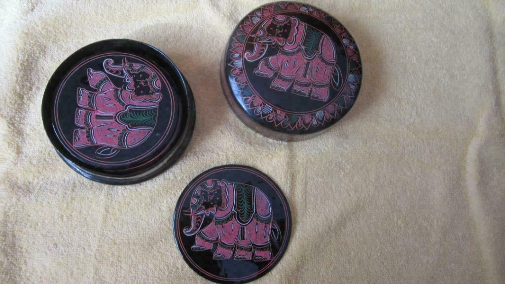 boite avec 6 sous-verre en laque de Birmanie motif éléphant, Antiquités & Art, Enlèvement ou Envoi
