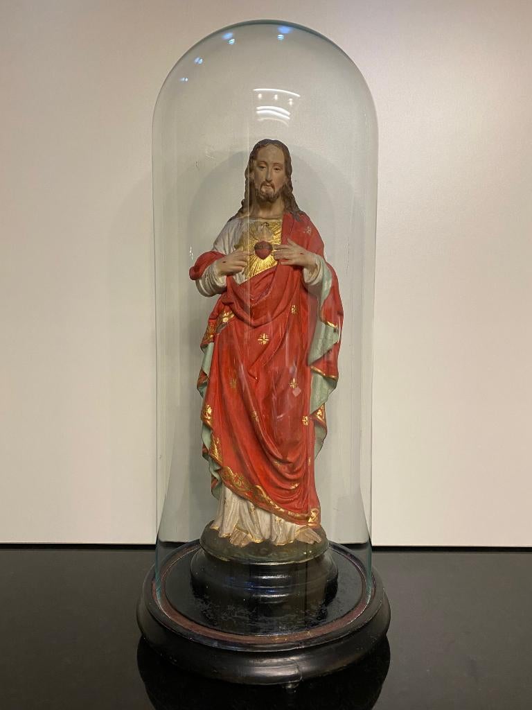Statue du Christ sur un socle bois sous une cloche en verre, Enlèvement