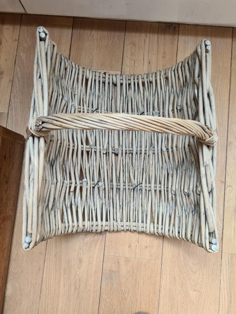Krantenrekje, Huis en Inrichting, Woonaccessoires | Krantenbakken en Lectuurbakken, Ophalen, Zo goed als nieuw