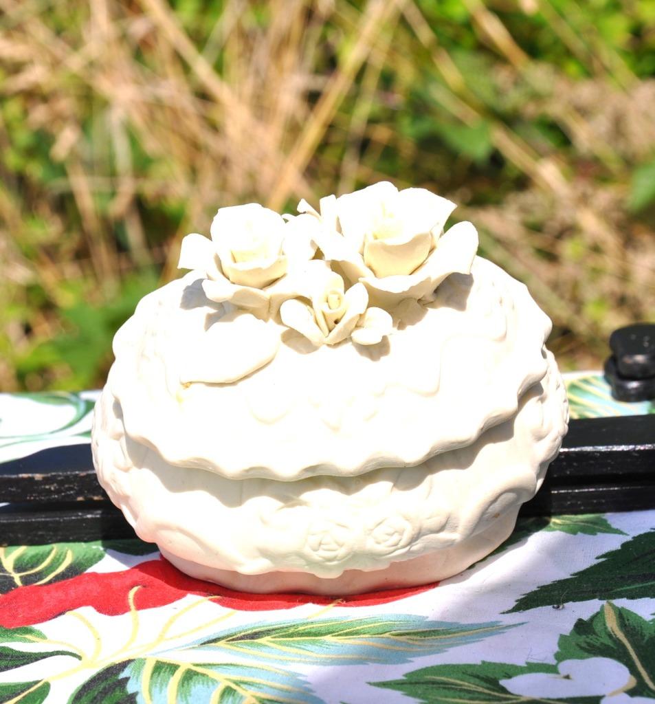boite a bijoux en biscuit blanc fleur relief, Ophalen of Verzenden