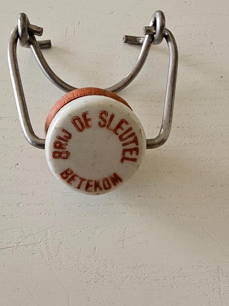 Porseleinen dop bry de sleutel betekom, Verzamelen, Biermerken, Ophalen of Verzenden