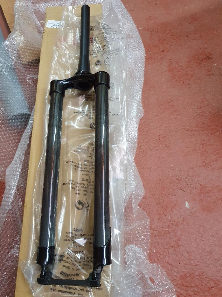 Fourche VTT carbone rigide montano 29', QR 11/8 1.5 NEUVE, Vélos & Vélomoteurs, Enlèvement ou Envoi, Fourche avant, Montano