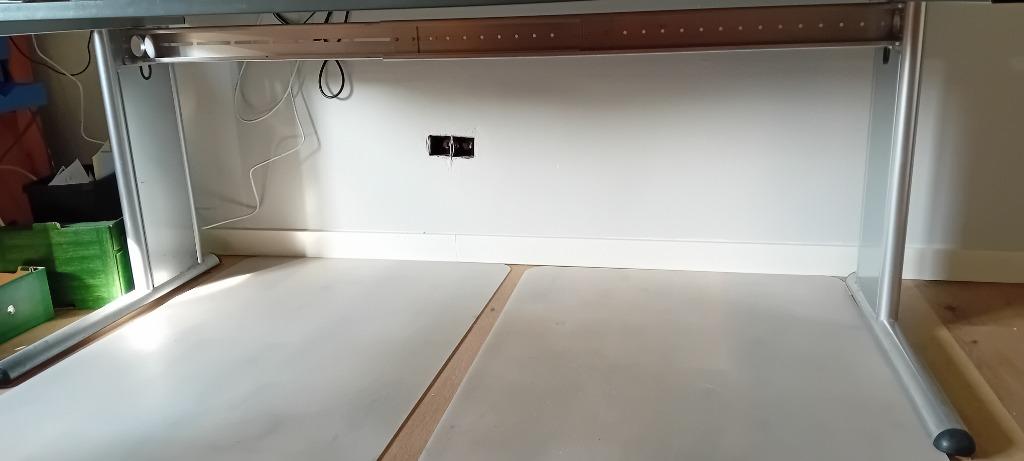 Bureau onderstel met kabelgoot, Ophalen, Zo goed als nieuw