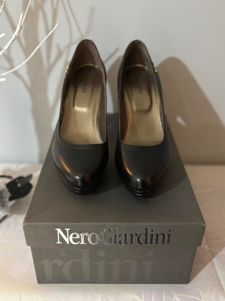NeroGiardini leren pump - Nero Giardini Hoge hakken, Kleding | Dames, Schoenen, Ophalen of Verzenden, Zo goed als nieuw, Pumps