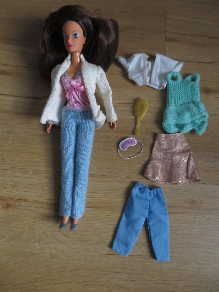Poupée style Barbie avec tenues, Kinderen en Baby's, Speelgoed | Poppen, Barbie, Ophalen