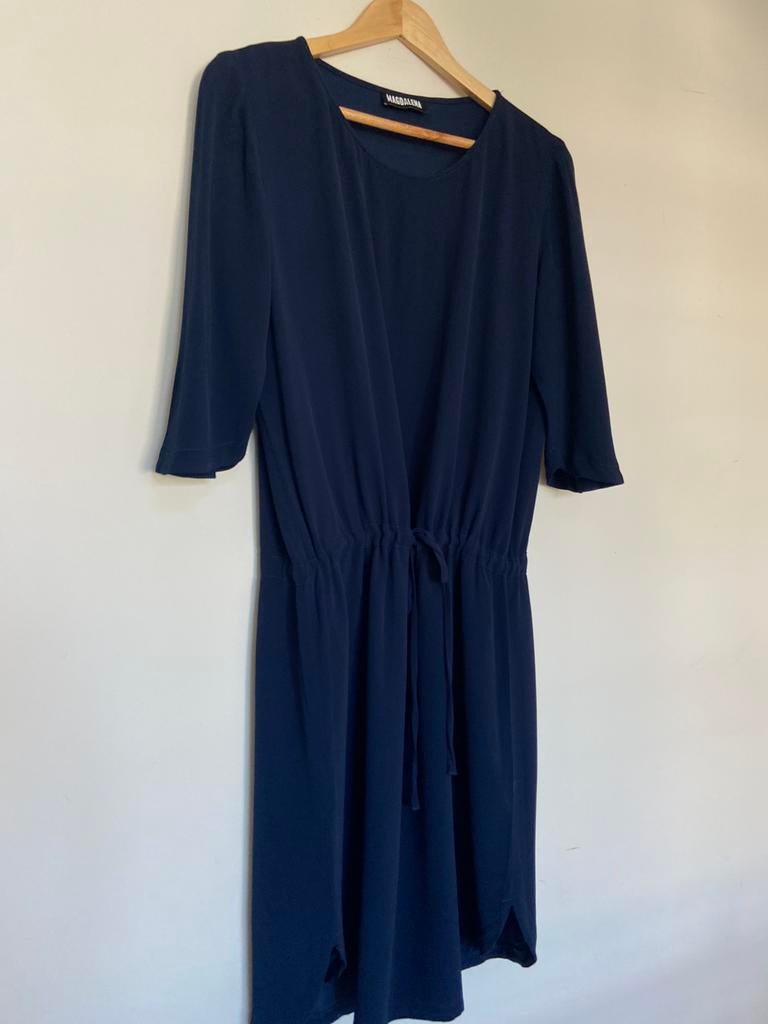 Donkerblauwe jurk Magdalena, Kleding | Dames, Ophalen of Verzenden, Zo goed als nieuw, Maat 42/44 (L)