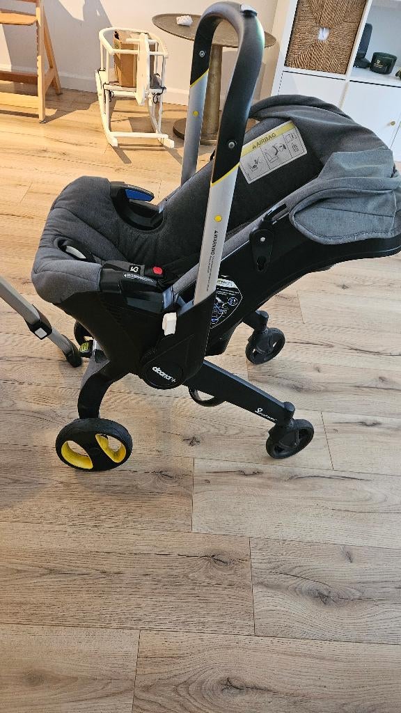 Doona + ISOFIX Base, Kinderen en Baby's, Autostoeltjes, Zo goed als nieuw, Overige merken, 0 t/m 13 kg, Autogordel of Isofix, Afneembare rugleuning