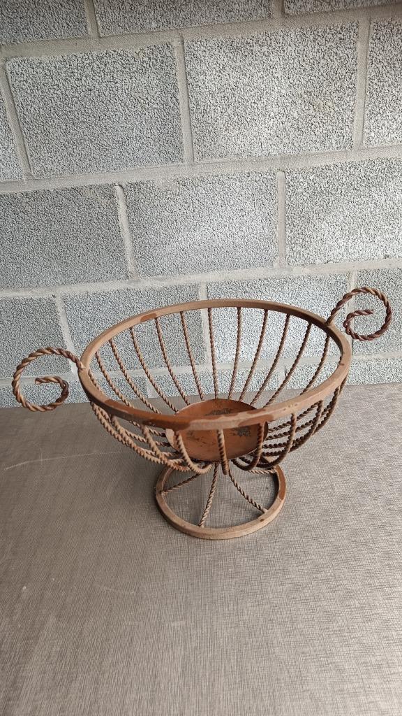 Handgemaakte metalen / gevlochten ijzeren fruitmand, Ophalen of Verzenden, Gebruikt, Rond, Mand