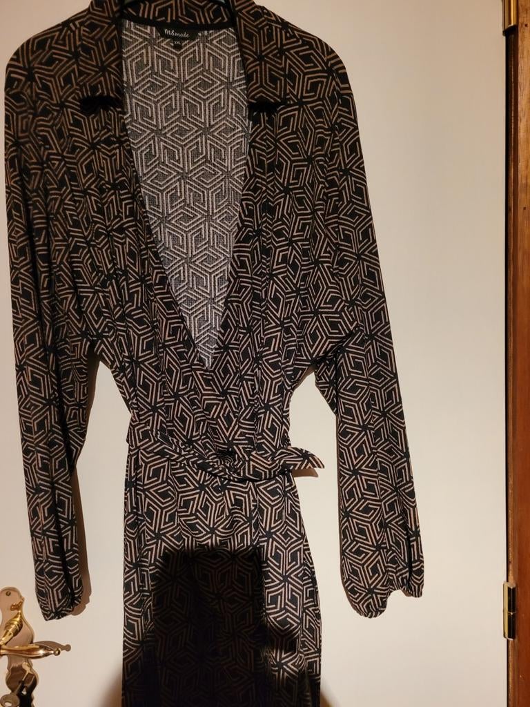 Robe pour femme taille XXL (48), noire avec impression en pa, Vêtements | Femmes, Enlèvement ou Envoi, Comme neuf, Noir