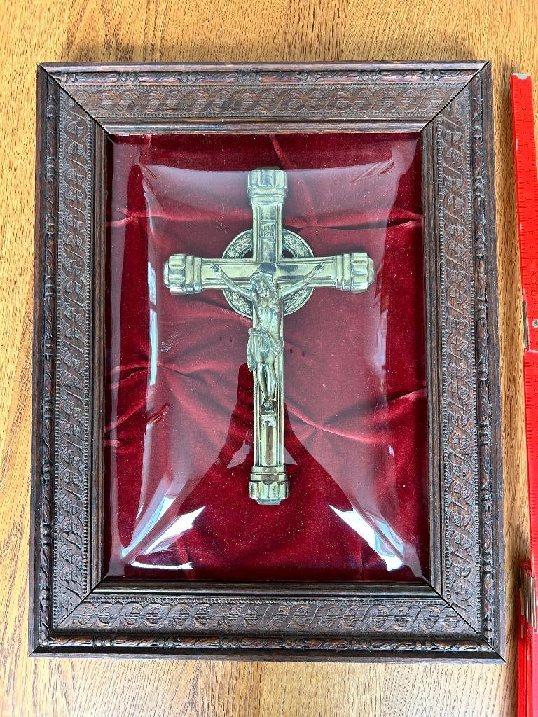 Antiek kruisbeeld met convex glas, Enlèvement
