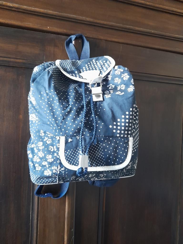 Neuf - Sac à dos bleu/blanc avec poche, cordon 26x 27x 11, 25 à 40 cm, Enlèvement ou Envoi, Étanche, Neuf