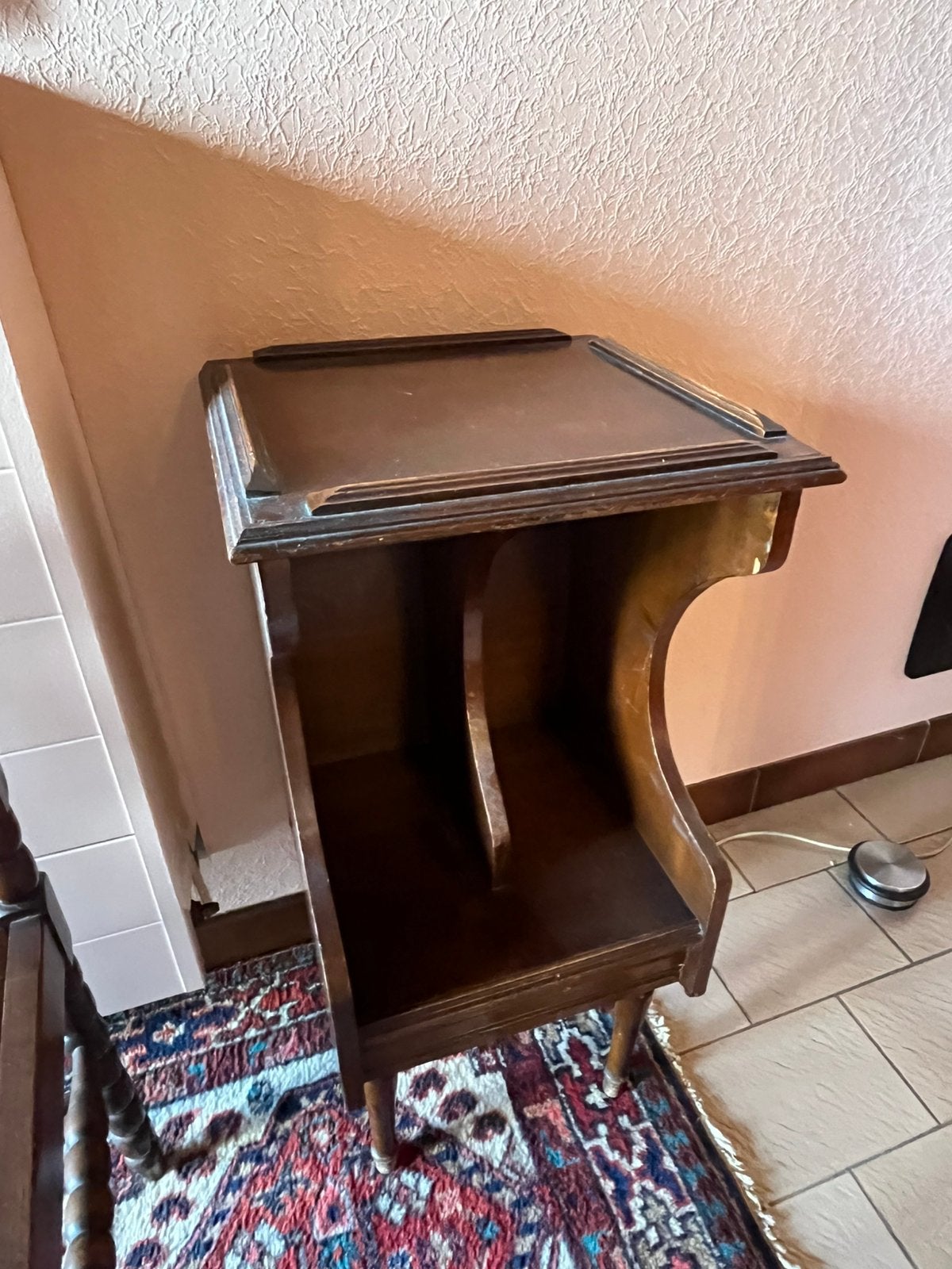 Bijzetkastje met opberging voor boekjes., Ophalen, Zo goed als nieuw