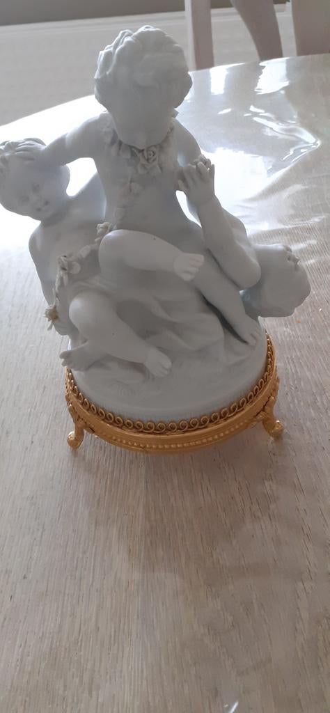 Prachtige vintage biscuit porseleinen beeldje. Drie spelende, Antiek en Kunst, Ophalen