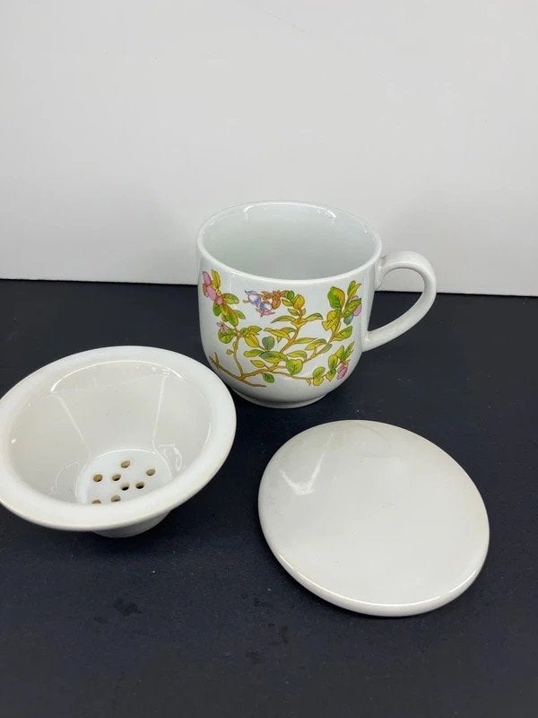 theekop met filter en deksel - bloemen in wit porselein, Overige merken, Klassiek, Nieuw, Porselein