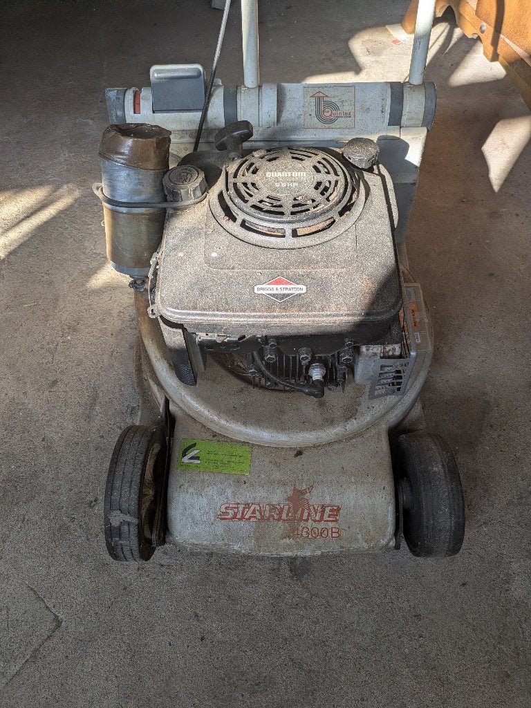 Briggs en Stratton grasmachine ( om recuperatie onderdelen), Enlèvement, Utilisé, Essence, Briggs & stratton