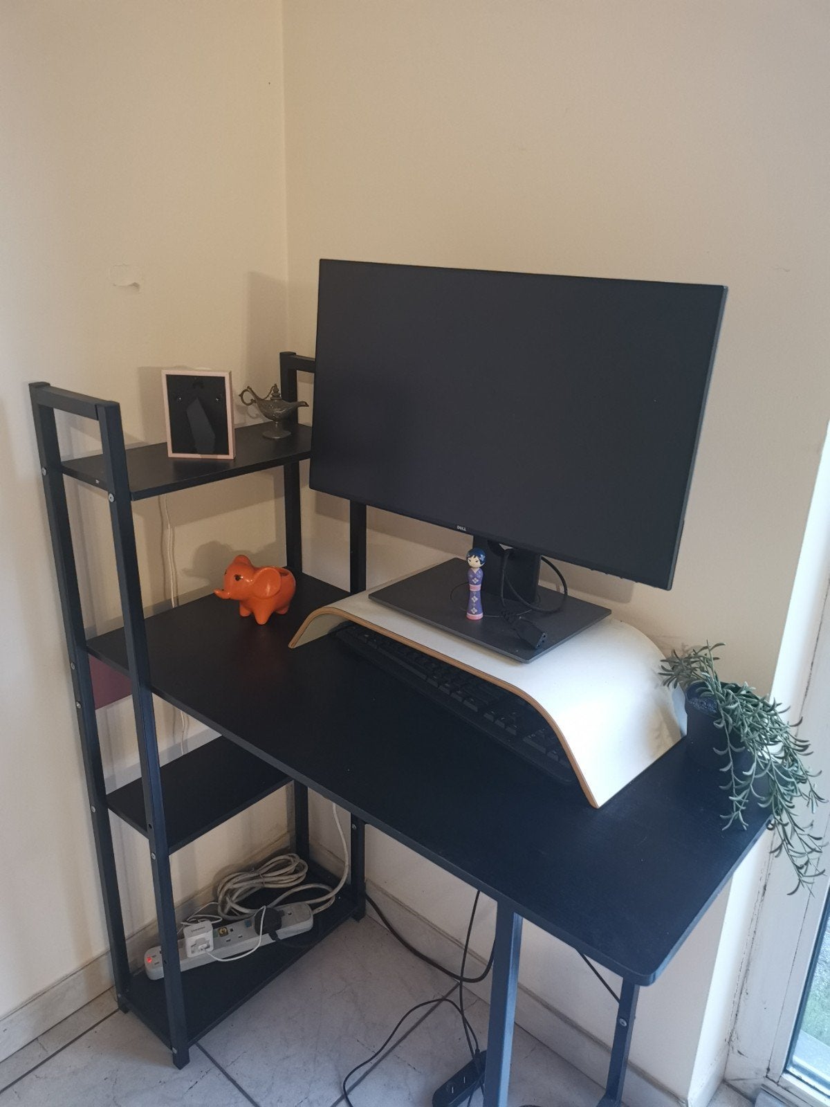 Modern/ sleek functional 4 tier workstation featuring 4 tier, Ophalen