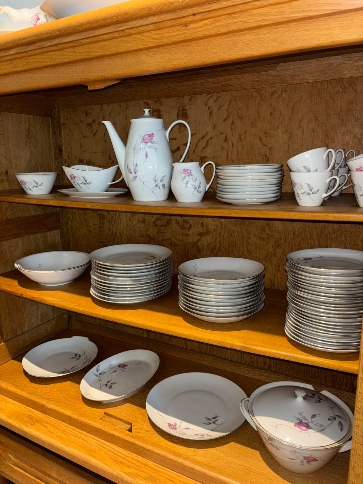 Compleet porseleinen servies  12 personen, Ophalen