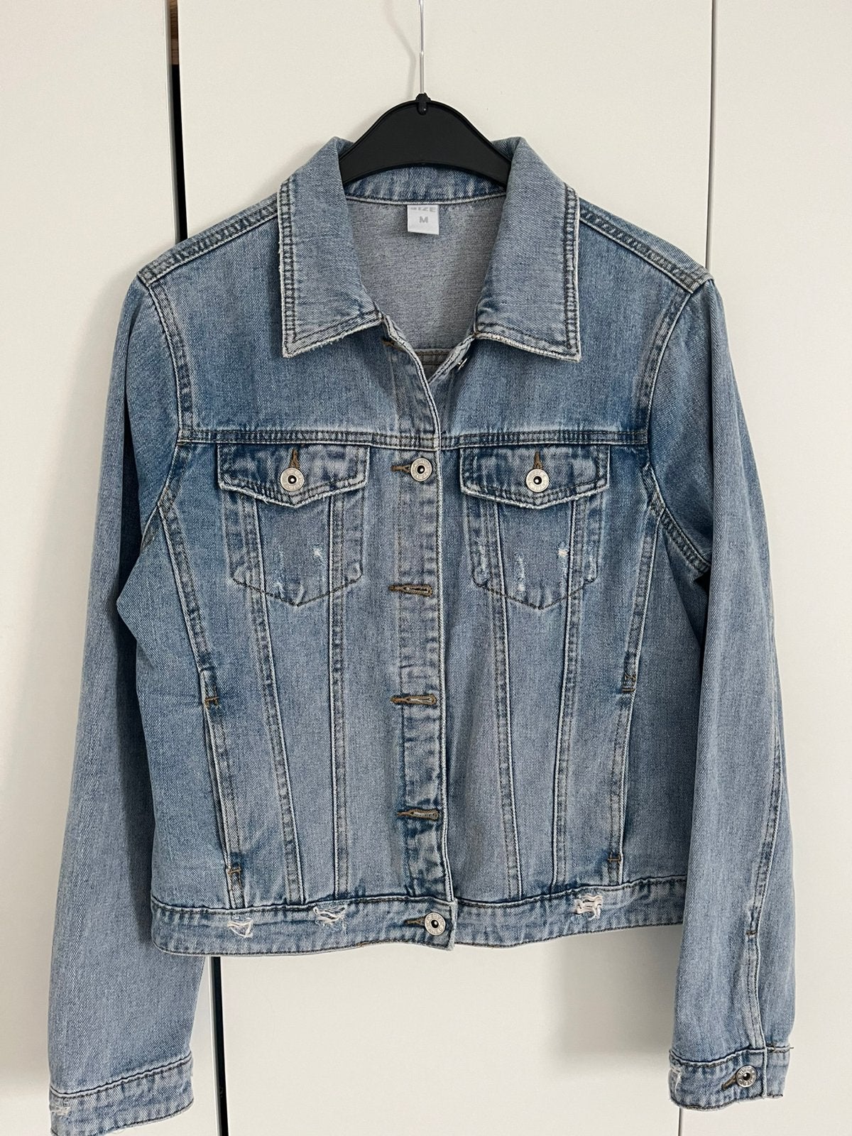 jeans jas maat M ,te klein gekocht 5,00€ zo goed als nieuw, Kleding | Dames, Jassen | Zomer, Ophalen, Zo goed als nieuw, Maat 38/40 (M)