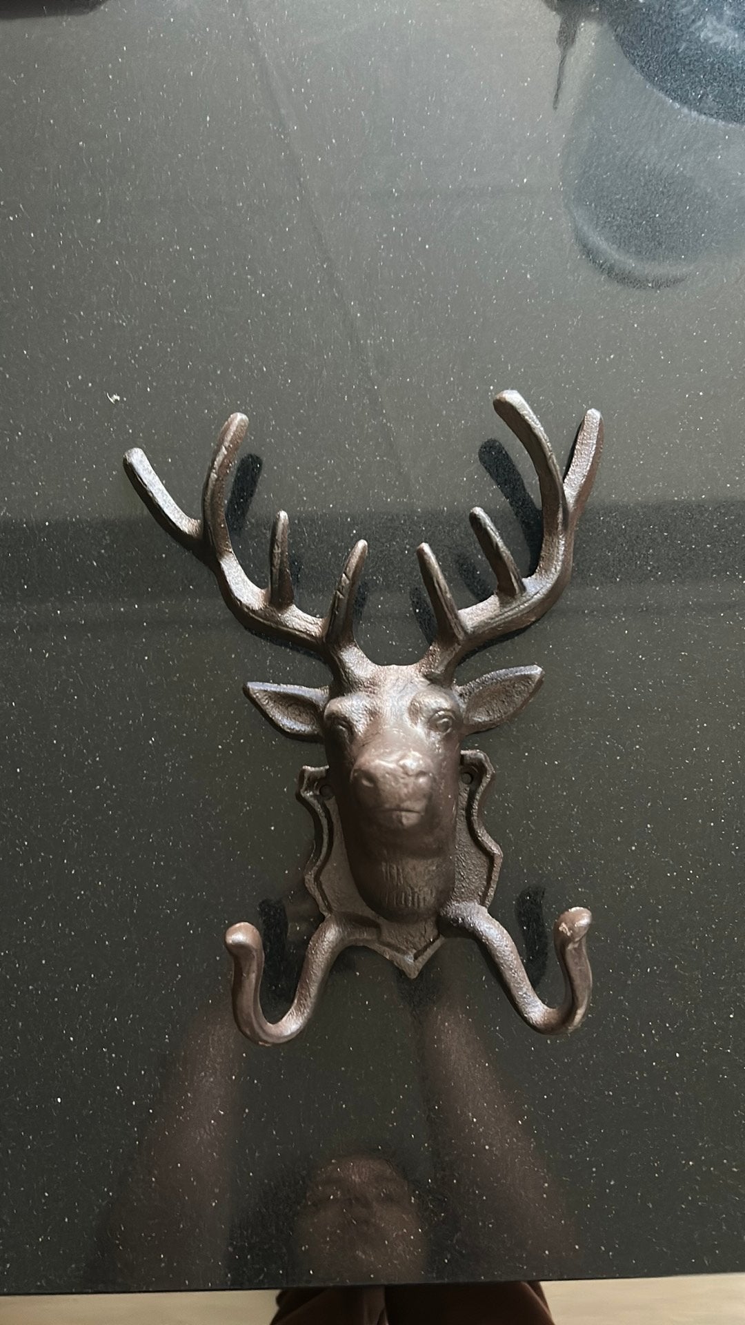 Porte-manteau en forme de cerf en fonte, Enlèvement