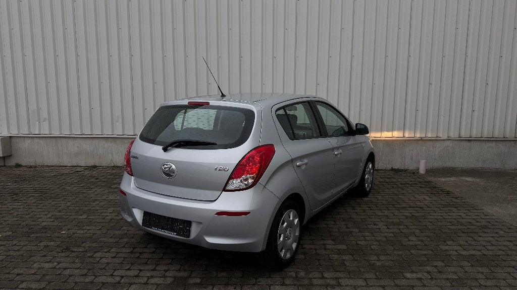 Hyundai i20 1.2 Benzine — 2014 — 79.800 km — Eerste eigenaar, Auto's, Voorwielaandrijving, Zwart, 4 cilinders, Sound system
