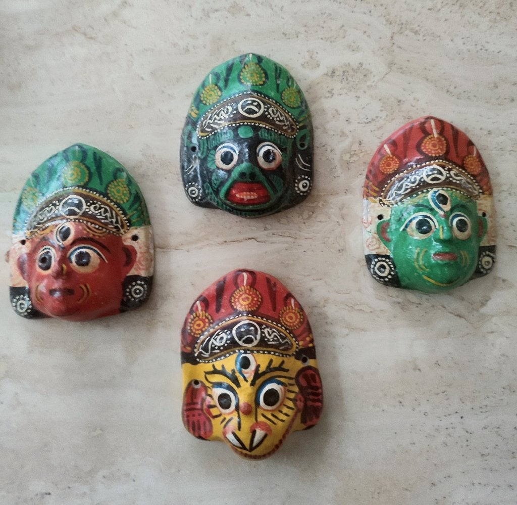 Népal Katmandou: 4 masques miniatures en papier mâché, Antiquités & Art, Art | Art non-occidental, Fait main, Enlèvement ou Envoi