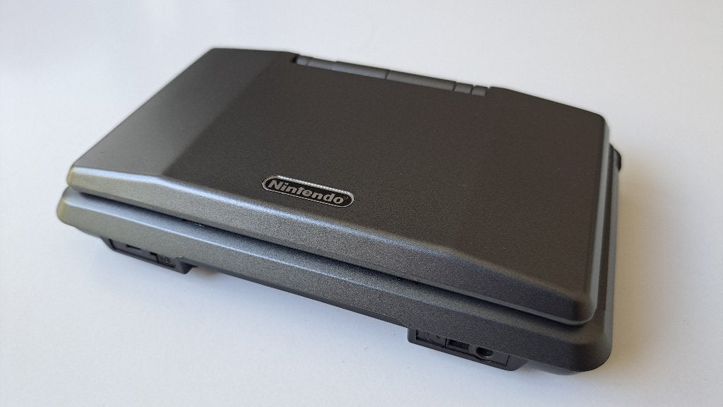 Nintendo ds original console grafiet grijs in nieuwstaat, Games en Spelcomputers, Ophalen of Verzenden, Zo goed als nieuw, Overige kleuren