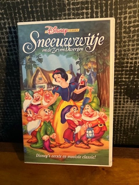 VHS CASSETTE SNEEUWWITJE EN DE 7 DWERGEN DISNEY CLASSICS, Collections, Disney, Comme neuf, Autres types, Blanche-Neige ou Belle au Bois Dormant