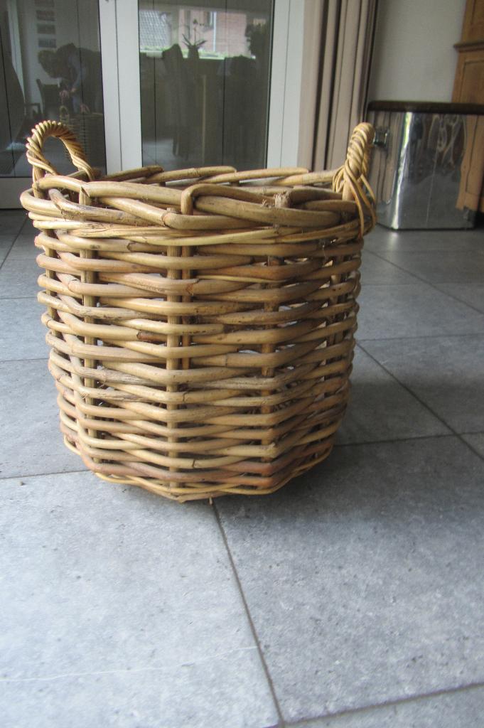 Grove rotan houtmand, Huis en Inrichting, Ophalen, Gebruikt, Mand, Rond