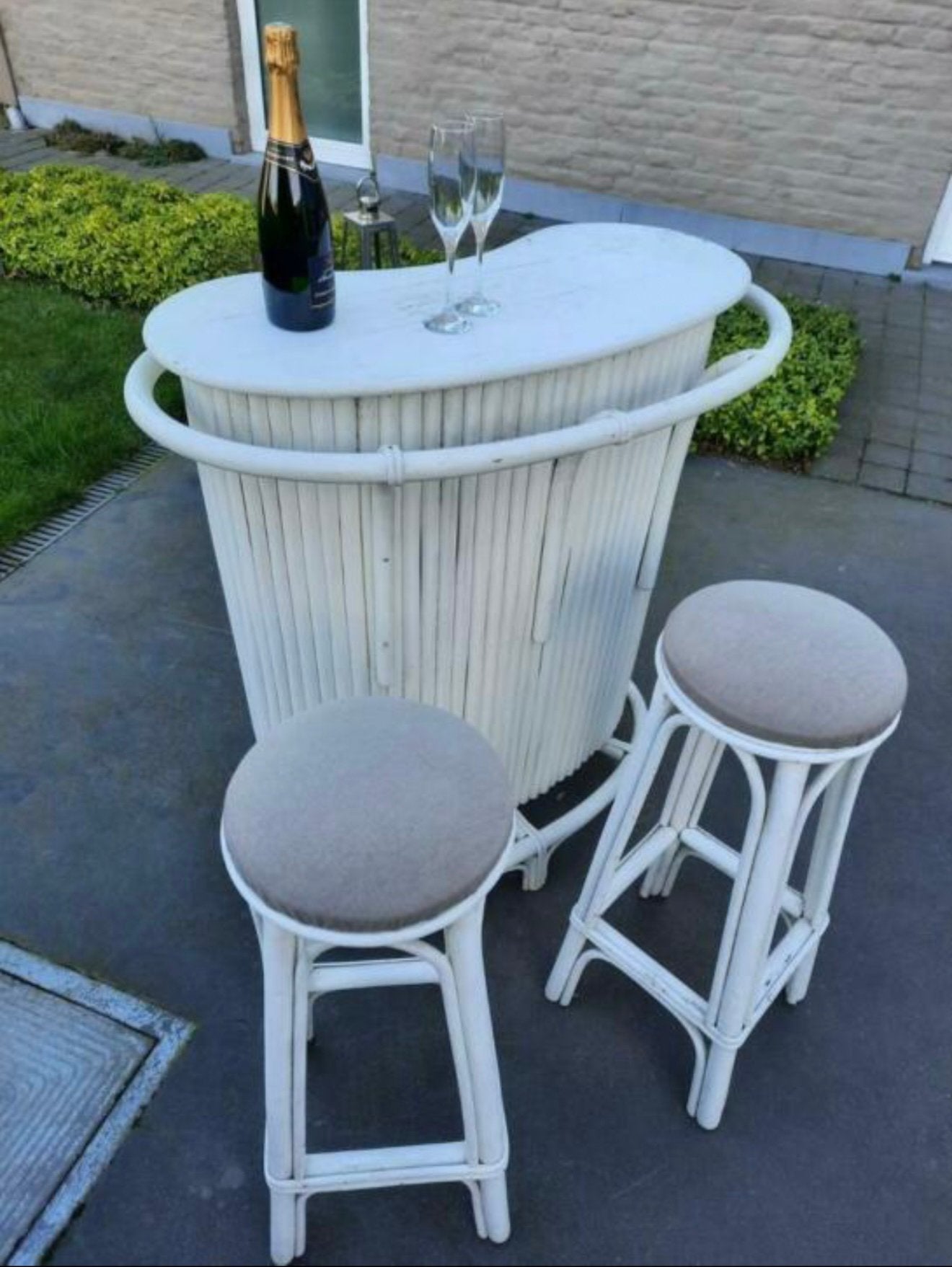 Bar Tiki avec deux tabourets, Enlèvement, Utilisé, Y compris les chaises de bar