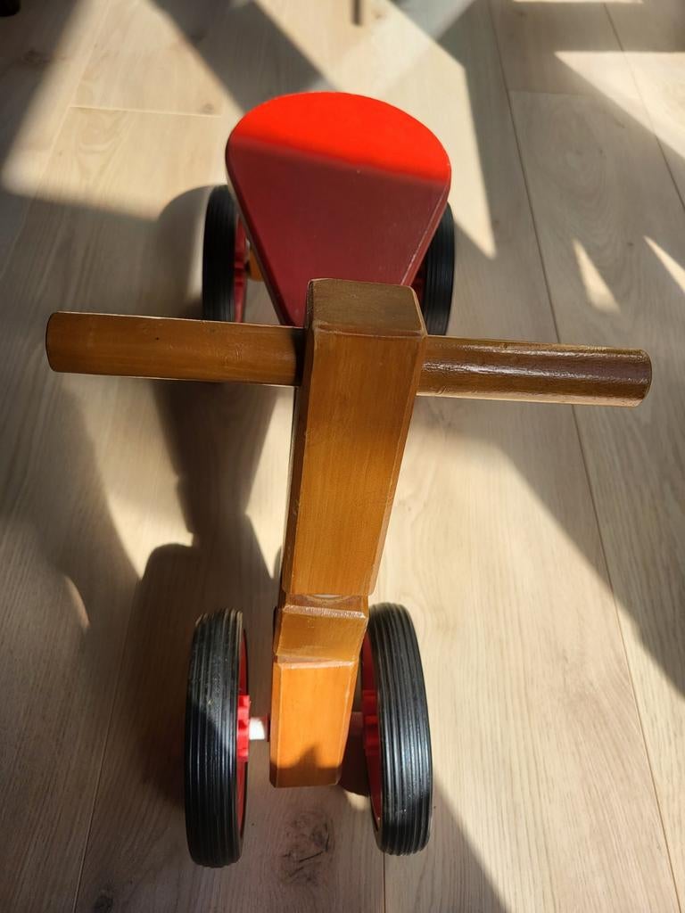 Houten loopfietsje met vier wielen voor de stabiliteit, Ophalen