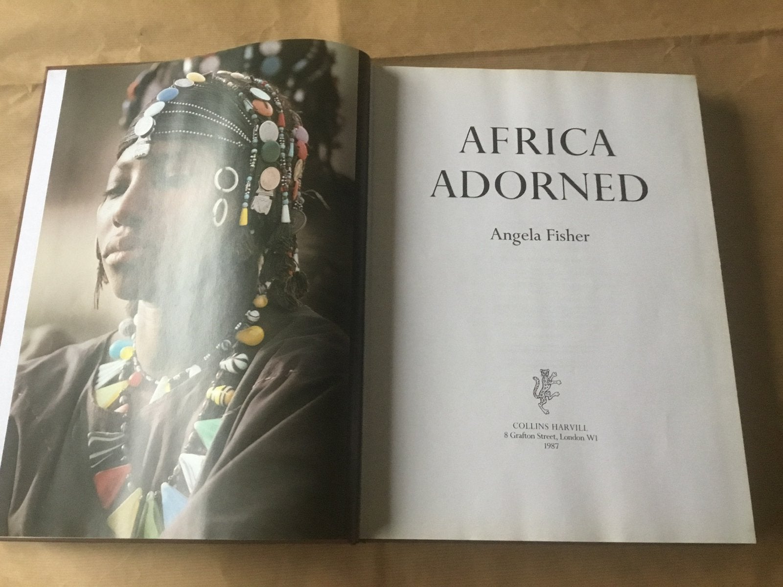 L'Afrique adorne-Angela Fisher-Collins-Page 304-Année : 1984, Enlèvement