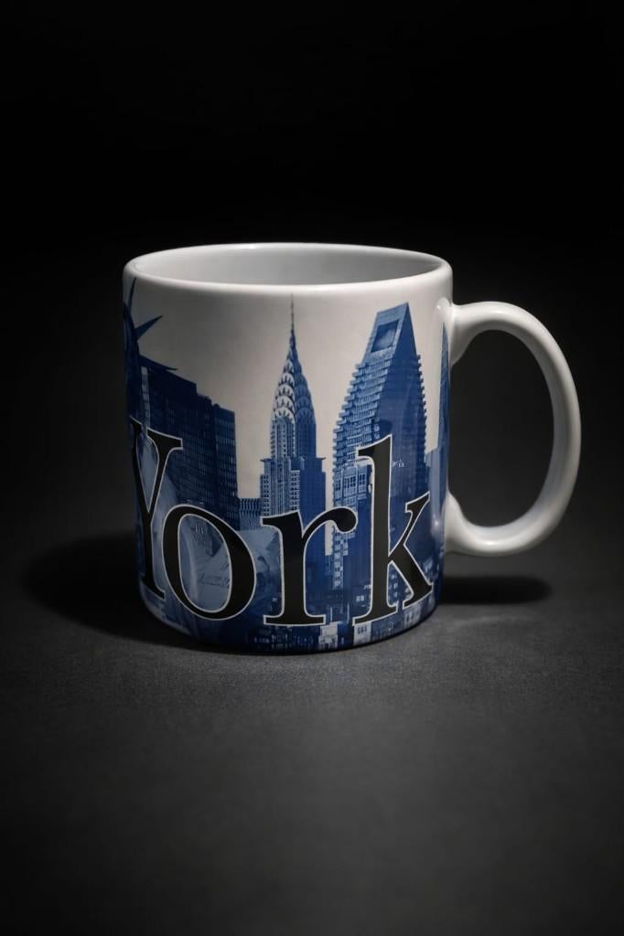 Tweekleurige beker of mok met reliëf uit New York, Ophalen, Zo goed als nieuw, Keramiek, Kop(pen) en/of Schotel(s)