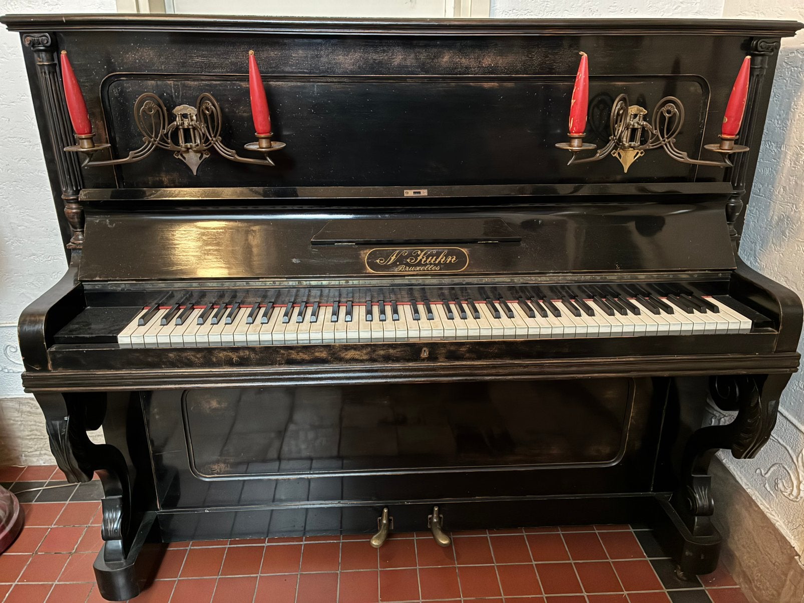 Piano ancien avec bougies en bronze, chandeliers joue bien, Musique & Instruments, Pianos, Brillant, Enlèvement, Utilisé, Piano