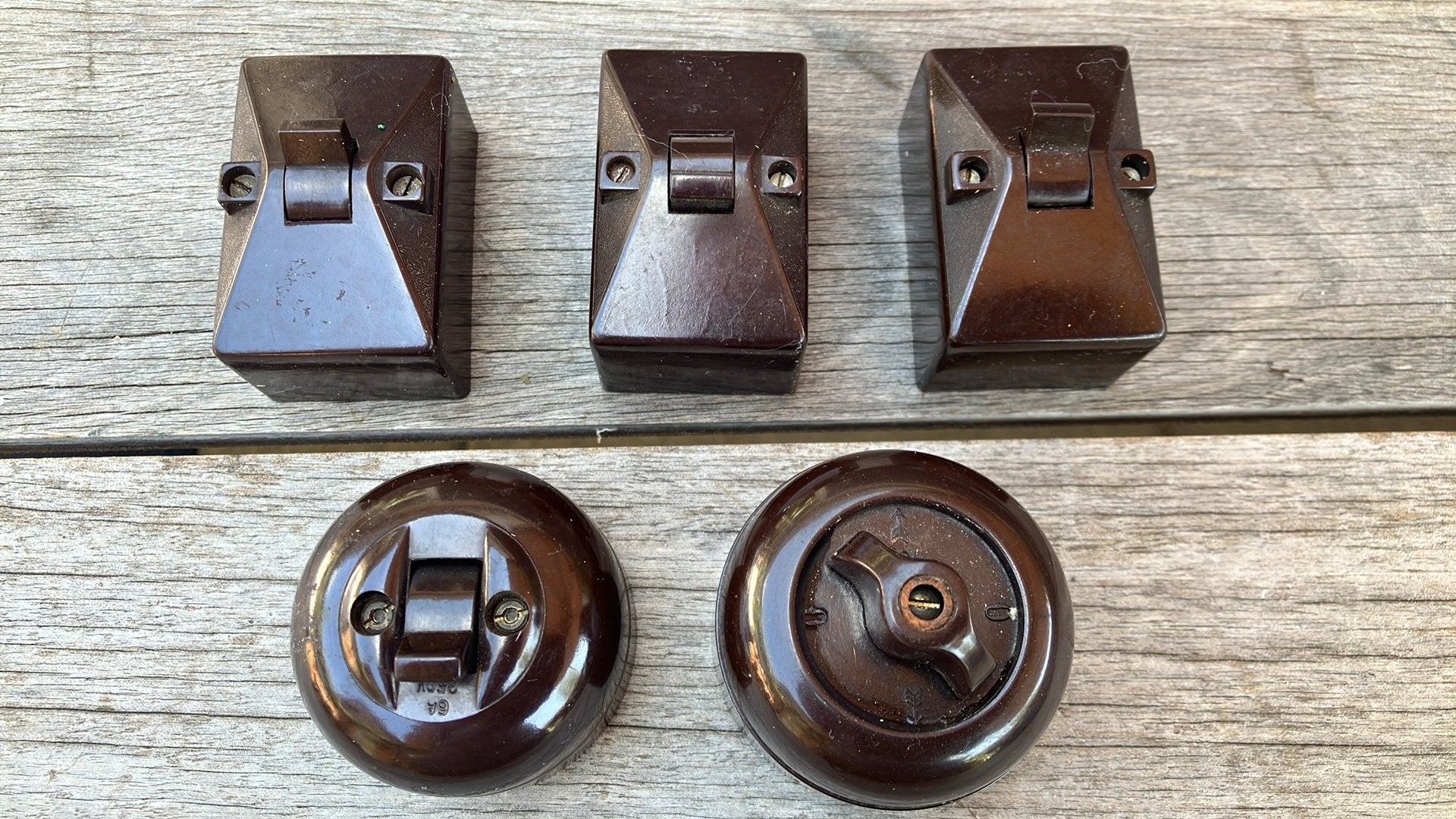 Vintage bruine bakelieten opbouwschakelaars, Ophalen of Verzenden