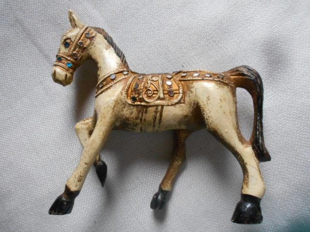 paard in kunststof, medaille en lederen sleutelhanger, Ophalen of Verzenden, Zo goed als nieuw, Paard, Beeldje of Figuurtje
