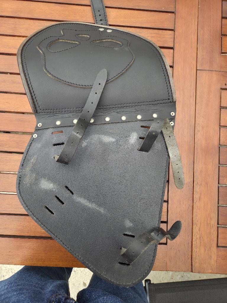 Saccoche cuir skull, Enlèvement, Comme neuf