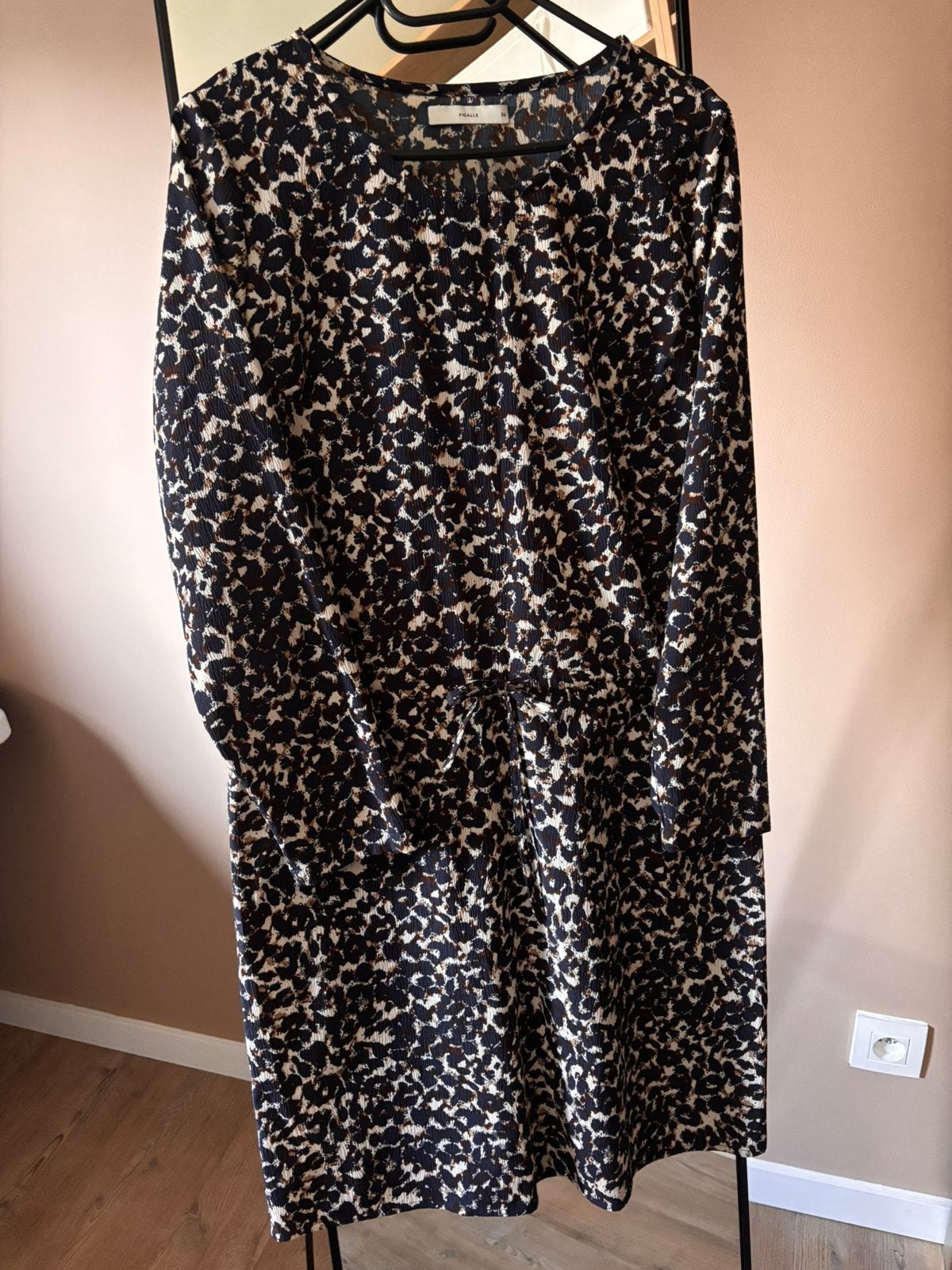 Blauw/ bruin/ beige kleedje Pigalle, Kleding | Dames, Blauw, Ophalen of Verzenden, Zo goed als nieuw, Knielengte