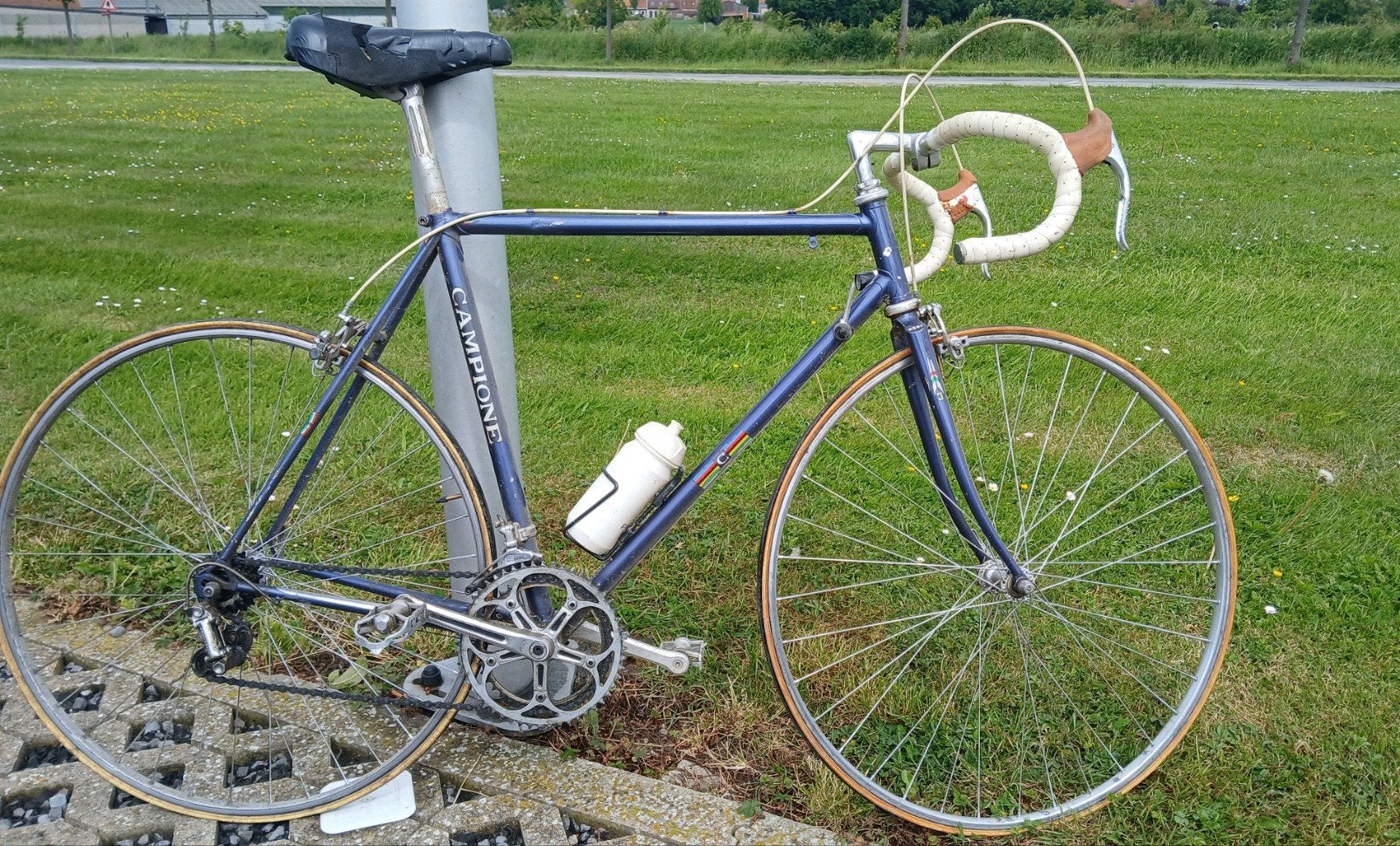 Vélo de route rétro en acier., Enlèvement