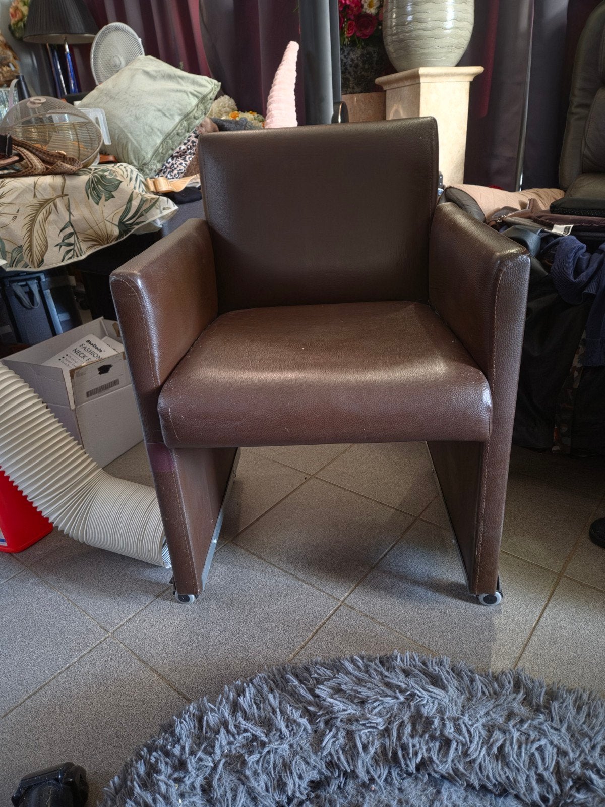 4 sièges en cuir sur roulettes.   salle a manger. Marron, Maison & Meubles, Moins de 75 cm, Comme neuf, Enlèvement, 50 à 75 cm