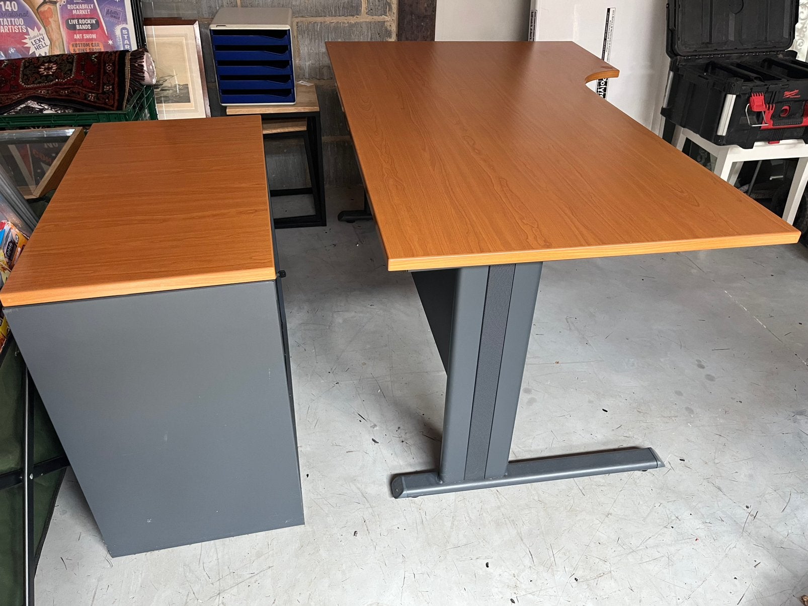 Bureau met kast die op slot kan.Houten blad m.aluminium, Huis en Inrichting, Bureaus, Ophalen, 160 cm, Gebruikt, Nic.debruyne@gmail.com